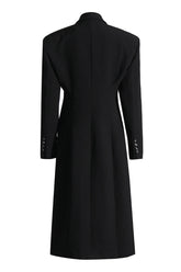 Blazer largo minimalista con solapa y hombreras, cintura ceñida y doble botonadura